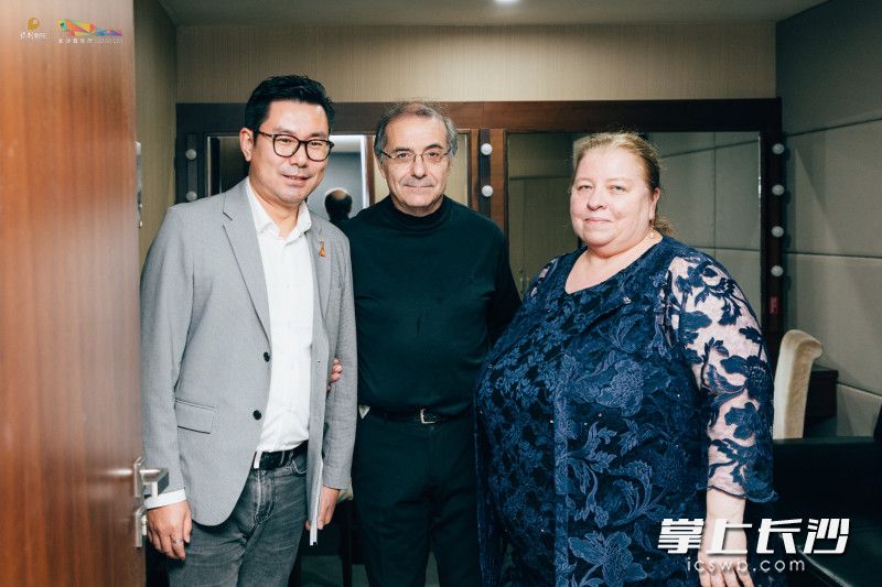 北京俄羅斯文化中心主任吳丹娜（Tatiana Urzhumtseva）和北京俄羅斯文化中心項(xiàng)目主管高磊出席昨晚音樂(lè)會(huì)。
