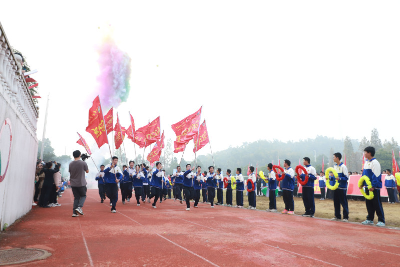 彩旗隊(duì)出場(chǎng)，為整個(gè)場(chǎng)面增添了一抹亮麗的色彩,。