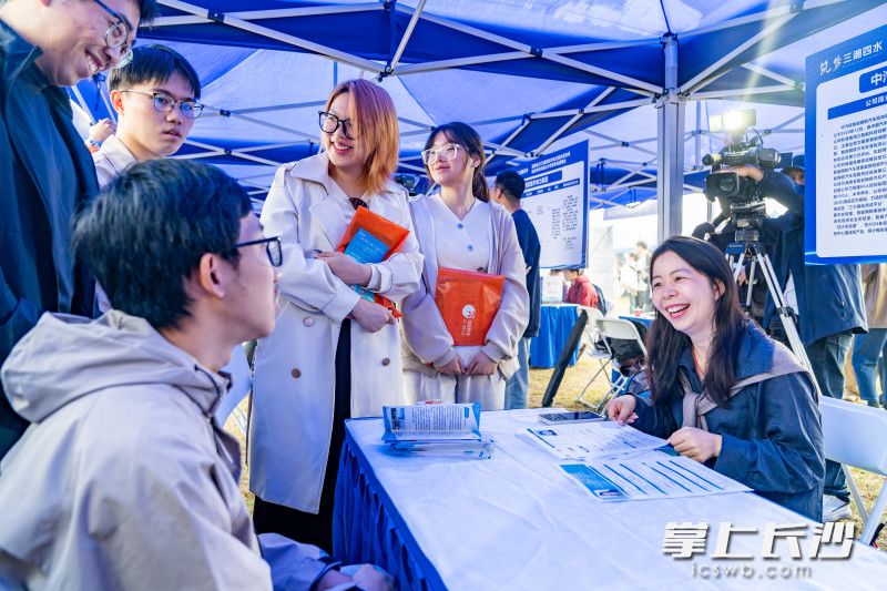 招聘會吸引了不少求職大學(xué)生,。