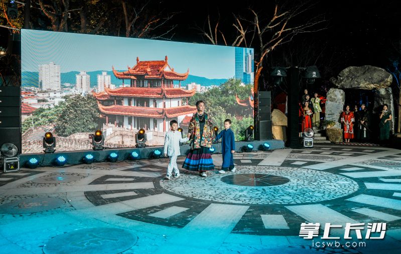 10月30日晚,，長沙市天心區(qū)閣下品牌秀首秀暨人心悅處是天心——閣下如愿漢服大秀舉行,。均為長沙晚報全媒體記者 陳飛 攝