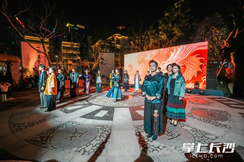 “五行圓滿”通過將金,、木、水,、火,、土等元素融入服飾設計進行T臺展示，呈現(xiàn)出今日瀟湘風景如畫,、芙蓉國里風光正好的欣欣向榮景象,。
