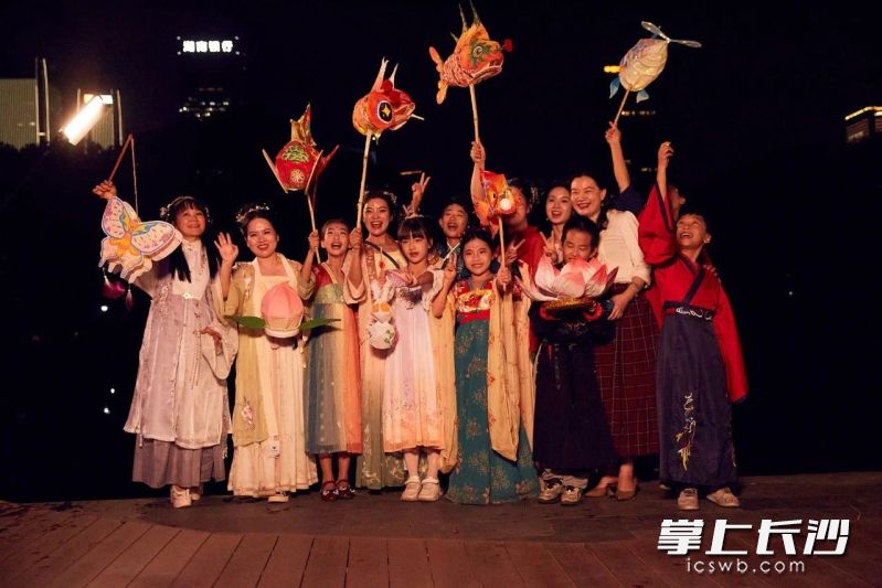 望城一中外國(guó)語(yǔ)學(xué)校的《花燈》課程,。照片由學(xué)校提供