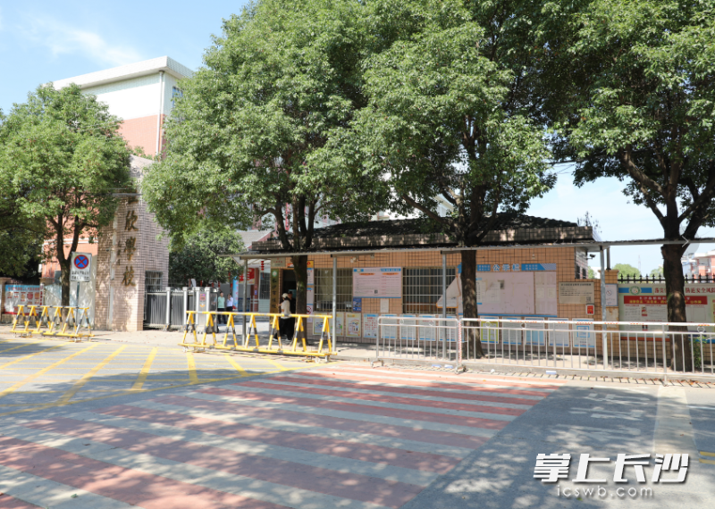 整改后,，學(xué)校周邊交通井然有序,。通訊員供圖