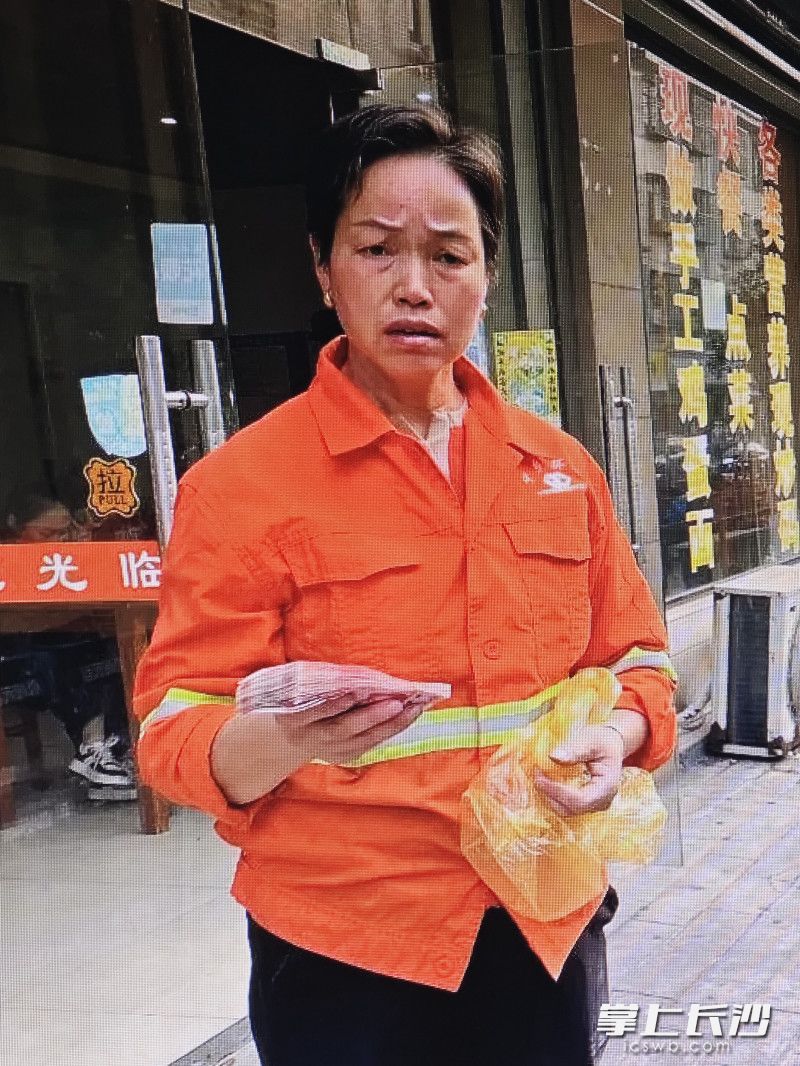 李燦峰撿到錢后交給了單位找到了失主。長(zhǎng)沙晚報(bào)通訊員 彭英 攝