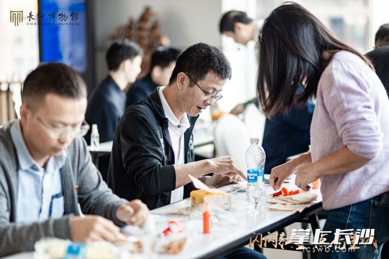 鴨子鋪觀眾體驗瓦當(dāng)拓印傳統(tǒng)技藝。