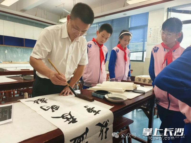 書(shū)法家現(xiàn)場(chǎng)創(chuàng)作,。