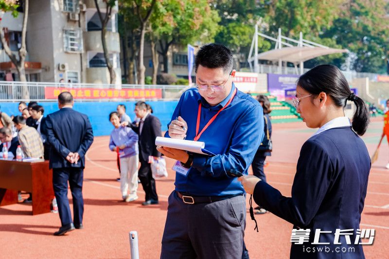 在激烈的比拼競賽中,，評委考核“嚴格、公平,、公開”,，參賽人員充分發(fā)揮綜合技能，展現出物業(yè)人的工匠精神和服務素質,。