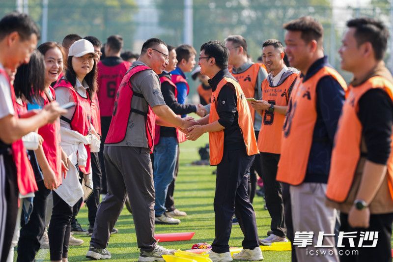 在破冰項(xiàng)目“姓名大作戰(zhàn)”中，選手們相互熟悉,。