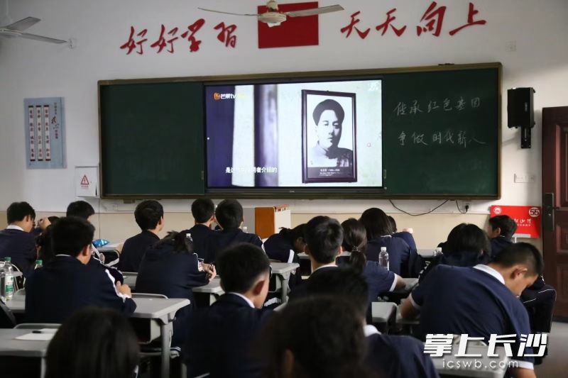 在思政課堂和主題班會(huì)上,，同學(xué)們認(rèn)真記錄,，踴躍發(fā)言。