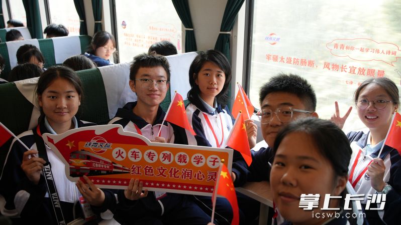 今日，來(lái)自長(zhǎng)沙市第一中學(xué)和長(zhǎng)沙市第六中學(xué)兩所學(xué)校的2000學(xué)生開(kāi)啟了“我的韶山行”紅色研學(xué),。 長(zhǎng)沙晚報(bào)通訊員 趙坤蘭 攝