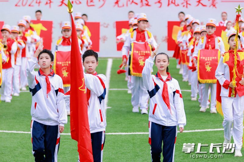 鼓樂(lè)鏗鏘明志向，童心向黨共成長(zhǎng),。