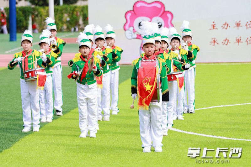鼓樂(lè)激昂,，少年志與時(shí)代同飛揚(yáng)。