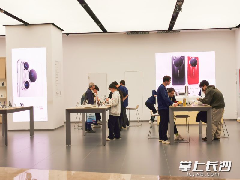 “雙11”吸引了不少消費(fèi)者選購(gòu)數(shù)碼產(chǎn)品,，其中不乏年輕人,。均為長(zhǎng)沙晚報(bào)全媒體記者 陳星源 攝