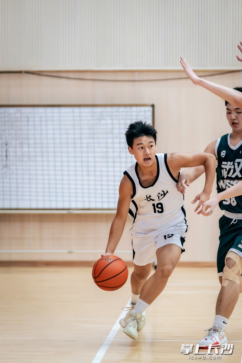 長(zhǎng)沙男子籃球隊(duì)在U13組、U16組中雙雙折桂,。