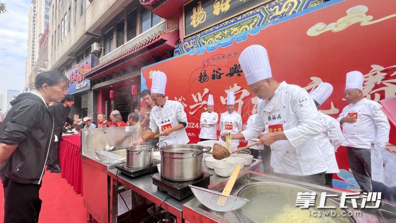 楊裕興2024年度勞動(dòng)競(jìng)賽暨非遺技藝展活動(dòng)中，師傅們同臺(tái)競(jìng)技煮面條,。長(zhǎng)沙晚報(bào)全媒體記者 周輝霞 攝