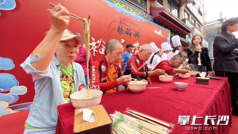 參加吃面比賽的消費(fèi)者在各韻各味,。長(zhǎng)沙晚報(bào)全媒體記者 周輝霞 攝
