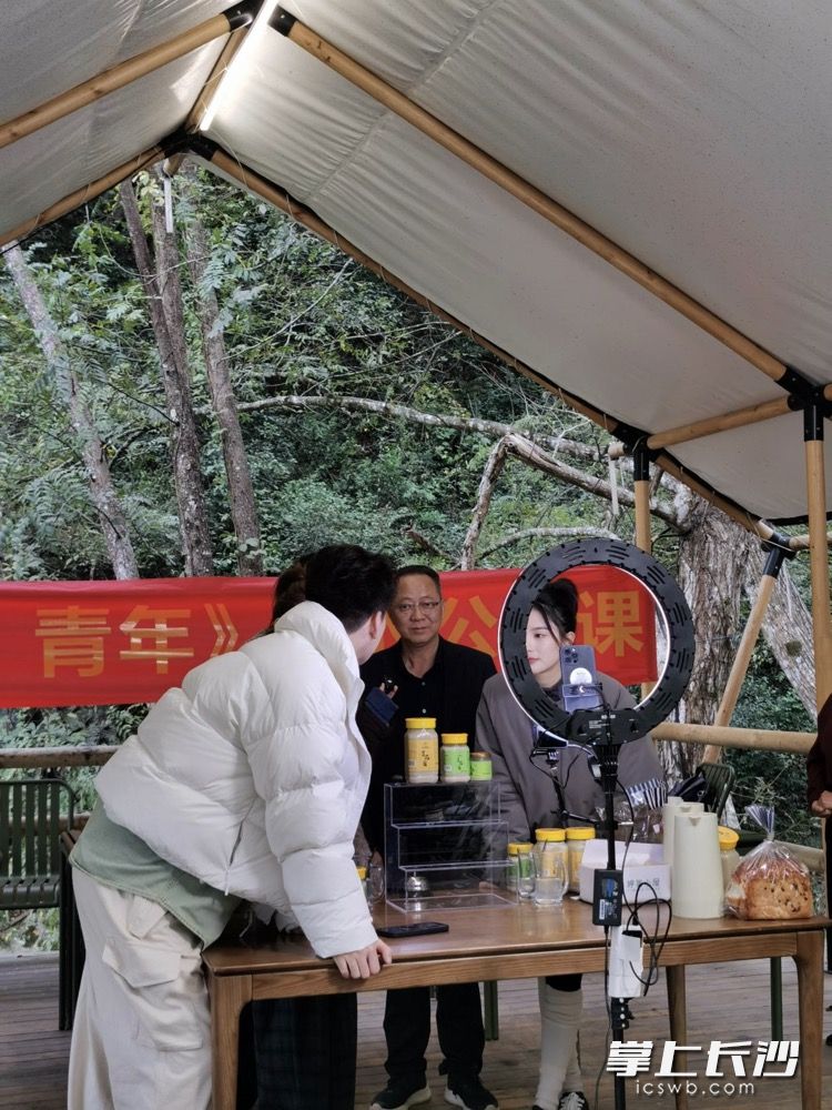 蘇醒等人來到大圍山進行直播助農。 受訪者供圖