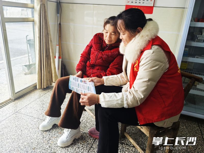 黃花嶺村網(wǎng)格員主動(dòng)上門(mén)服務(wù),，幫助群眾順利完成醫(yī)保繳費(fèi),。通訊員 任學(xué)文攝
