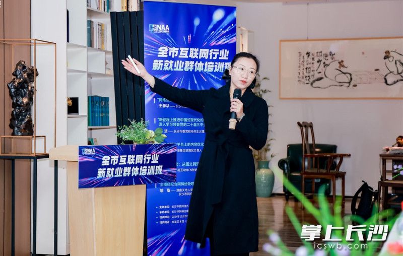專家學(xué)者進(jìn)行輔導(dǎo)授課,。