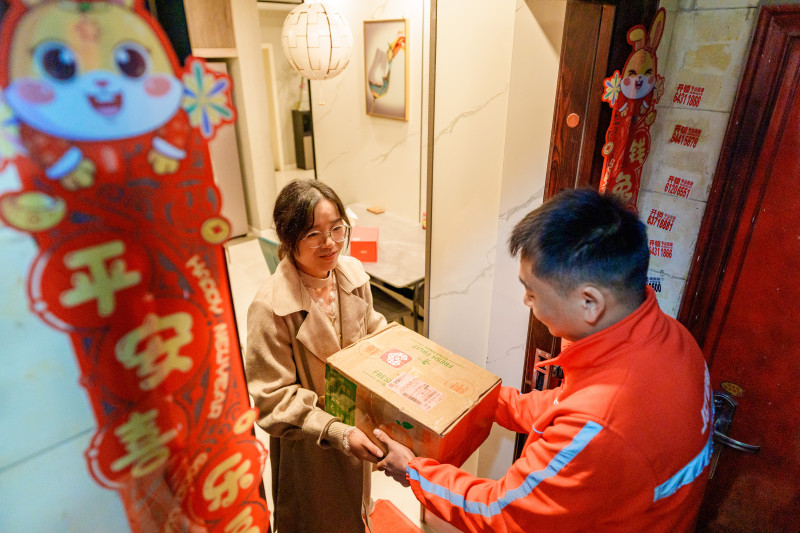 11月19日上午，今年第1500億件快件在重慶簽收,。  攝影：李雨恒