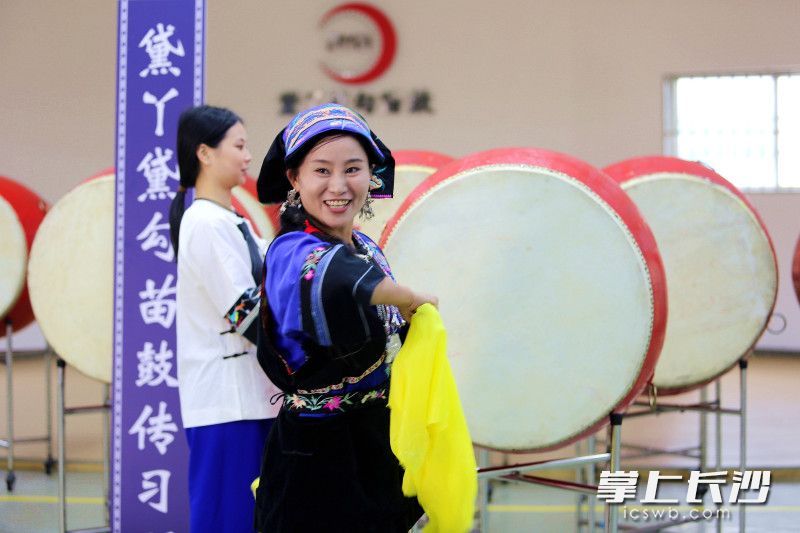 肖納姣向?qū)W員傳授苗鼓舞技藝,。 均為長(zhǎng)沙晚報(bào)全媒體記者賀文兵攝