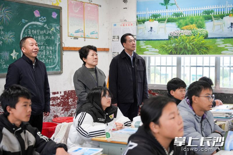 吳桂英在雙鳧鋪中學(xué)調(diào)研,，要求補(bǔ)齊基本設(shè)施配套短板,，全力改善農(nóng)村辦學(xué)條件,。 均為長(zhǎng)沙晚報(bào)全媒體記者郭雨滴攝