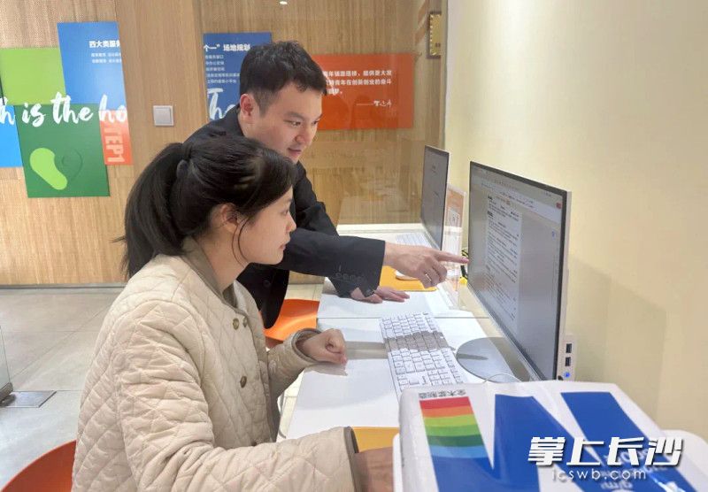彭芊芊體驗(yàn)湖南湘江新區(qū)大學(xué)生就業(yè)創(chuàng)業(yè)服務(wù)中心的簡(jiǎn)歷門診服務(wù),。 均為長(zhǎng)沙晚報(bào)通訊員胡謙攝