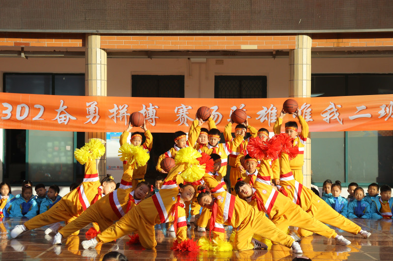 開幕式上，同學(xué)們帶來了精彩的表演,。