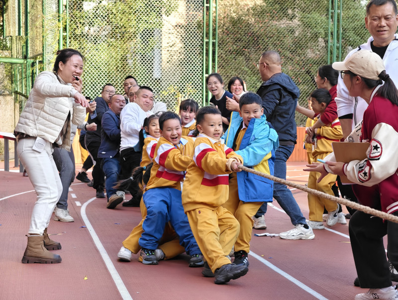 親子拔河。