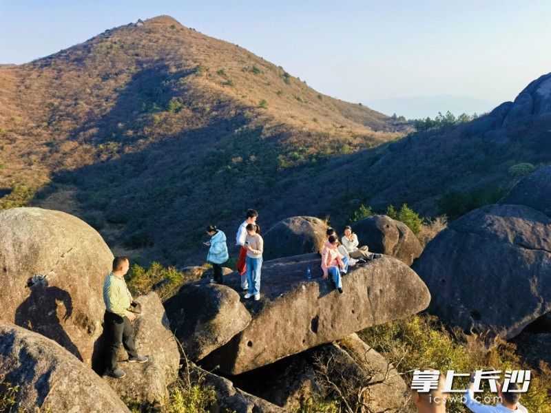 運動愛好者在大圍山登山打卡,。 均為景區(qū)供圖