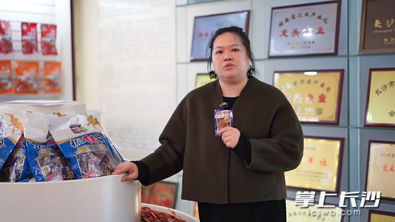 80后“創(chuàng)二代”朱瑛介紹慶湘食品公司的主打產(chǎn)品“毛毛魚”,，極少接受媒體采訪的她還有幾分緊張,。