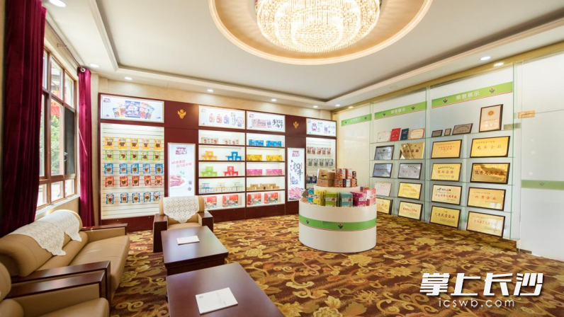 慶湘食品經(jīng)過(guò)多年發(fā)展,，創(chuàng)建了“慶湘”和“靖港古鎮(zhèn)”兩大品牌,，產(chǎn)品線覆蓋了魚制品、蔬菜制品,、禽肉制品,、豆制品四大類,，上百種單品,。