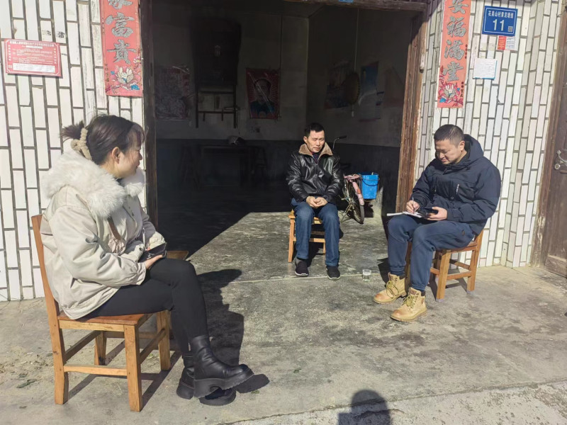 市重大交通設(shè)施建設(shè)事務(wù)中心駐村一書記張鵬在灰湯鎮(zhèn)花果山村村民家中做入戶調(diào)查,。受訪者供圖