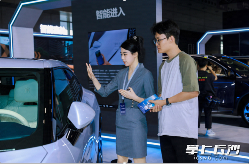 比亞迪智能座艙展示其全場景數(shù)字鑰匙。