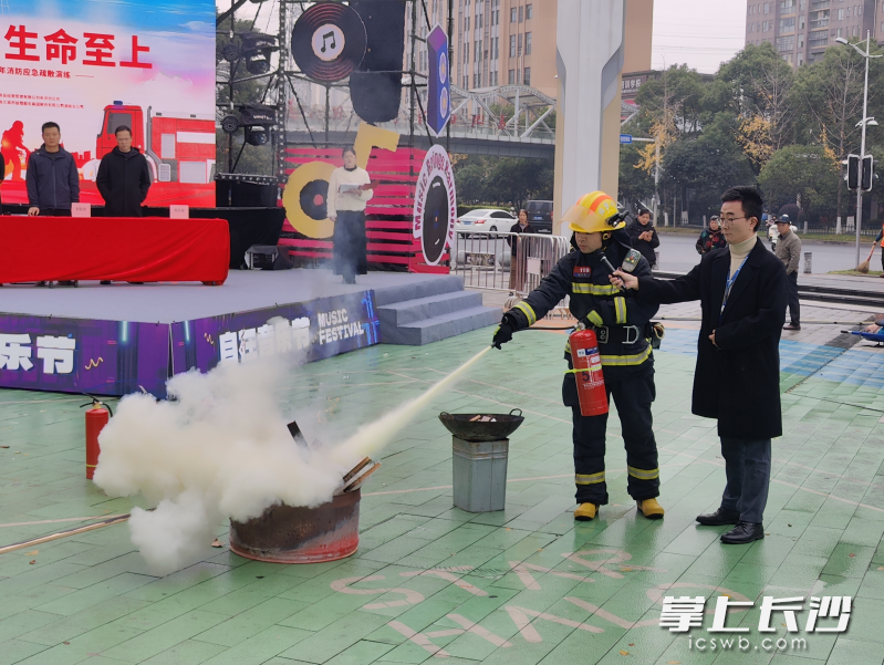 消防員在現(xiàn)場進(jìn)行滅火操作演練。 長沙晚報通訊員 謝海鵬 攝