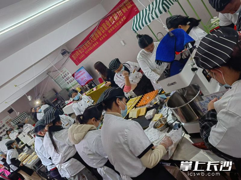 擺攤餐飲培訓(xùn)班學(xué)員在上課。均為市殘聯(lián)供圖