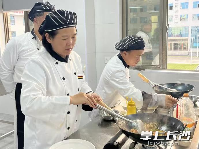 蒸菜培訓(xùn)班學(xué)員正在學(xué)習(xí)制作菜品,。