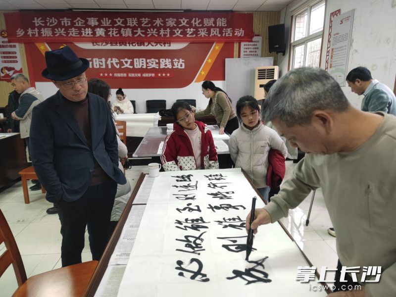 藝術(shù)家進行藝術(shù)創(chuàng)作。 均為活動主辦方供圖