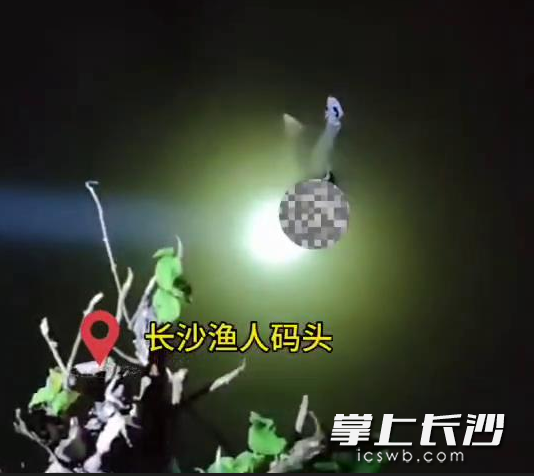 凌晨5時多，呂吉恒在漁人碼頭附近的江邊發(fā)現(xiàn)一名落水女子,。（視頻截圖）