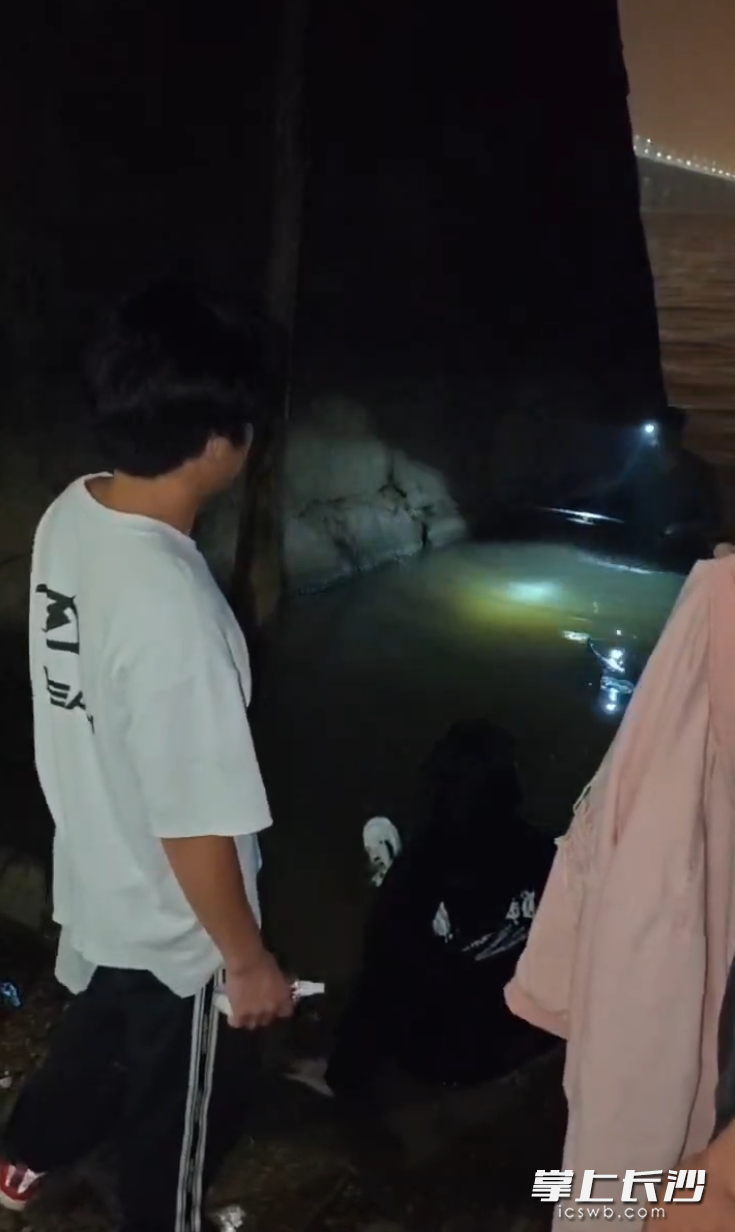 呂吉恒跳入水中,，與大家合力將落水女孩救上岸。 視頻截圖