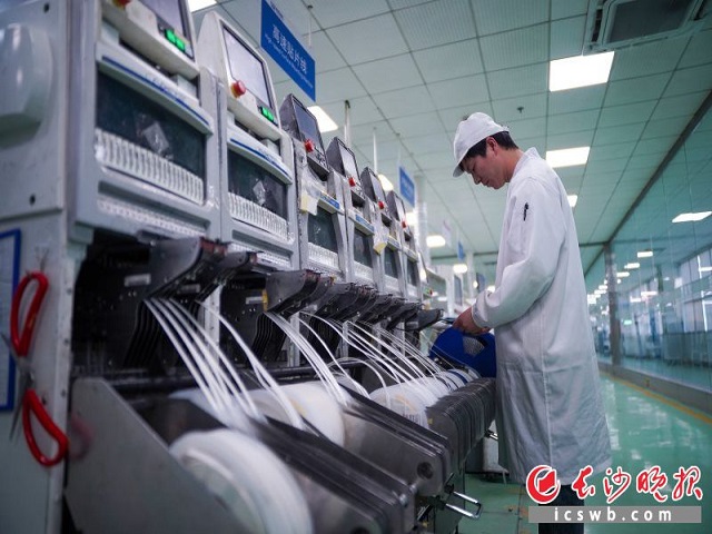 威勝智能電表數(shù)字化車間，工作人員在生產(chǎn)線上,。均為長沙晚報(bào)全媒體記者 鄧迪 攝