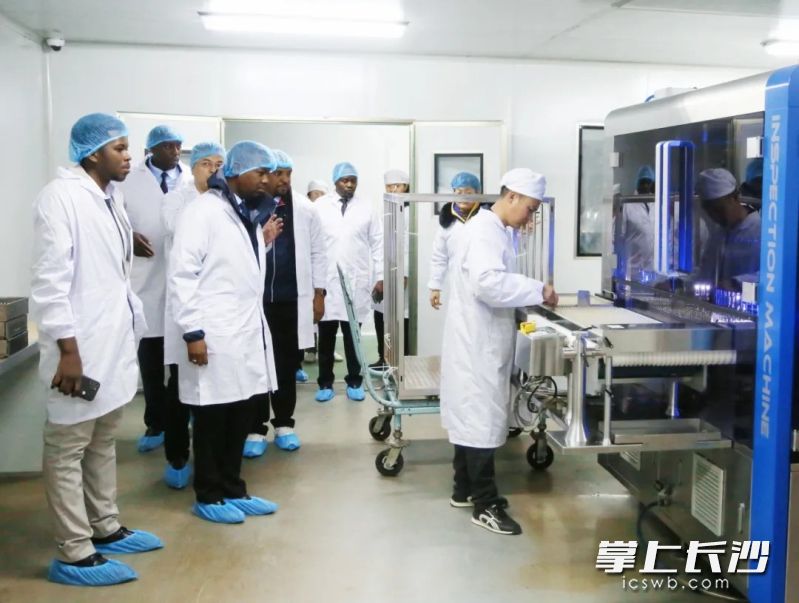 坦桑尼亞客人到爾康制藥進行考察調研,。受訪者供圖
