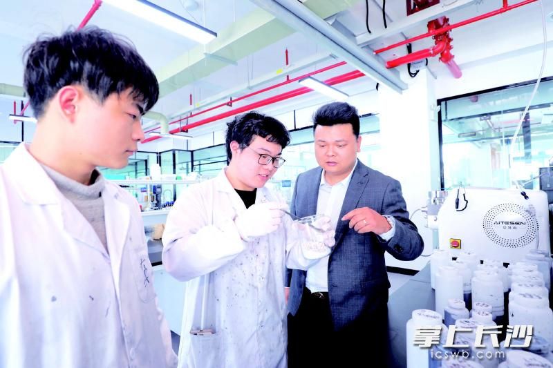 金陽石墨烯應用技術研究院里，研發(fā)人員在進行實驗,。