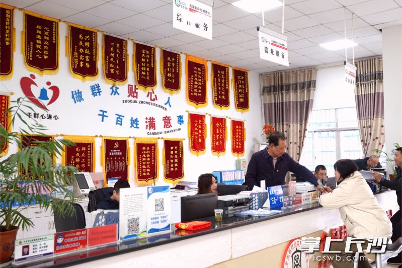 在合軒村黨群綜合服務(wù)中心的墻上，掛滿了村民群眾送來(lái)的大紅錦旗,，也激勵(lì)著支村兩委為民服務(wù)不忘初心,。長(zhǎng)沙晚報(bào)全媒體記者 張禹 通訊員 段華良 攝影報(bào)道