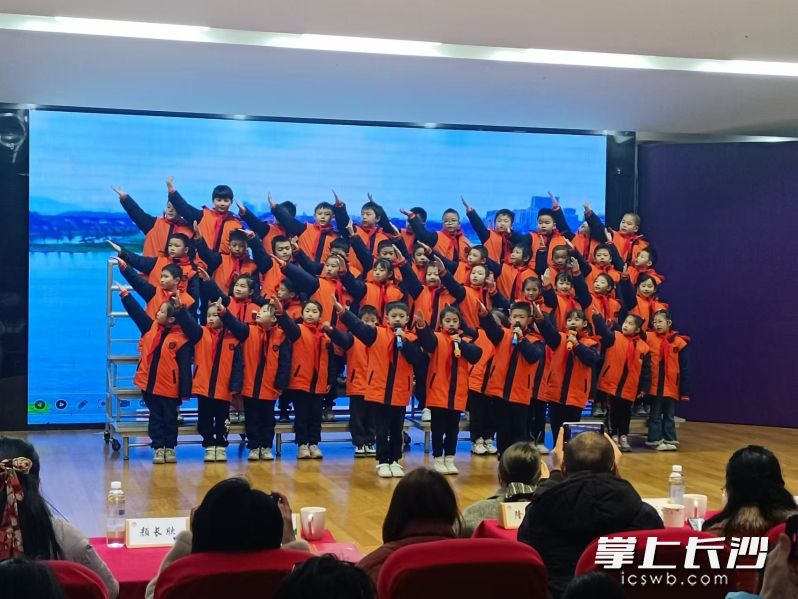 西雅博才小學(xué)2313班的同學(xué)們朗誦《沁園春·長沙》,。均為 長沙晚報全媒體記者 陳良攝