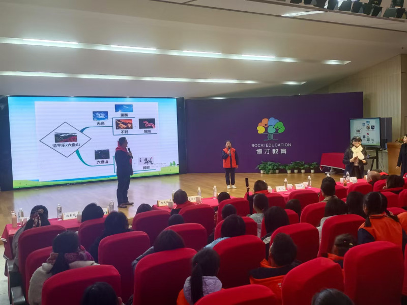 黃出名在講座中邀請一名學(xué)生背誦《清平樂·六盤山》。