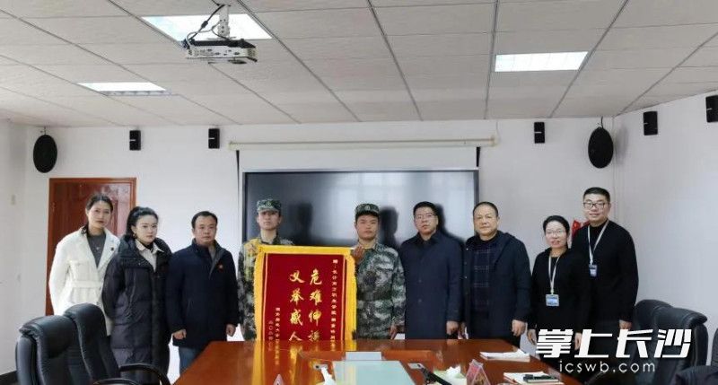 兩名同學(xué)奮不顧身拯救溺水者，展現(xiàn)了青春正能量,。