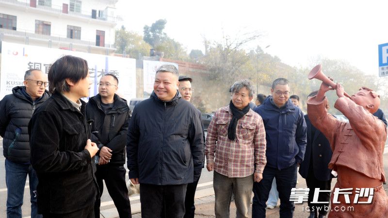 陳剛一行在銅官窯老街調(diào)研,。長沙晚報全媒體記者 盛磊 攝