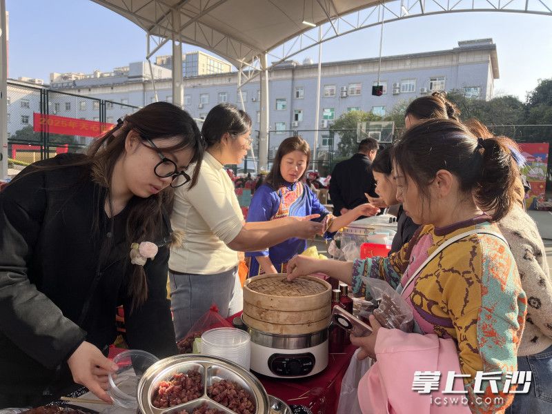 天心區(qū)新春年貨節(jié)交易活躍。 長沙晚報實(shí)習(xí)生 羅琦 攝
