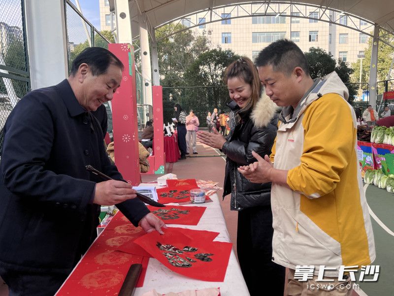 現(xiàn)場，書法家免費(fèi)寫春聯(lián)和福字,。 長沙晚報全媒體記者 王斌 攝